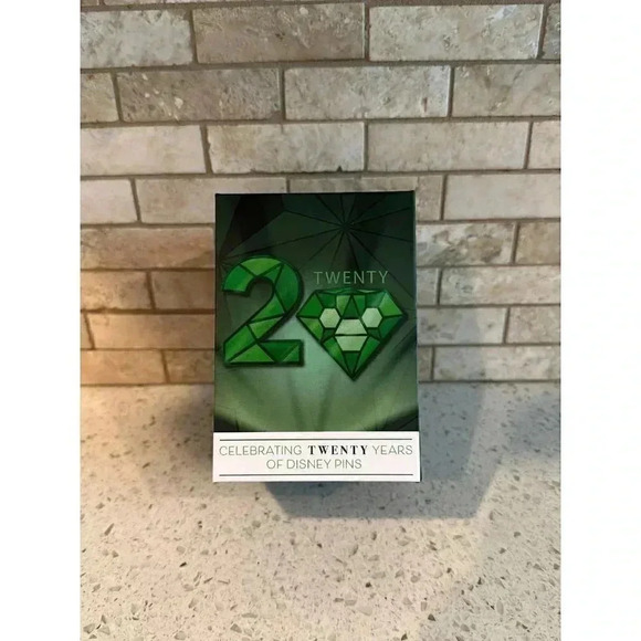 Disney Celebrating 20 Years of Pins Event Magic Band Bg - Picture 1 of 3